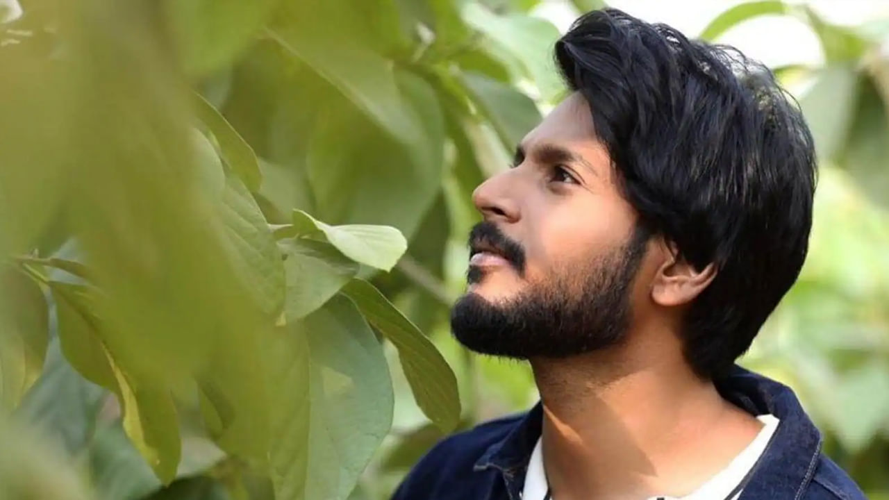 ఈ మధ్య తెలుగుపై ఎంత ఫోకస్ చేస్తున్నారో.. తమిళంలోనూ అంతే ఫోకస్ చేస్తున్నారు సందీప్ కిషన్. ఈ క్రమంలోనే ఆ మధ్య ధనుష్ తెరకెక్కించిన రాయన్ సినిమాలో ముత్తువేల్ రాయన్గా అదరగొట్టాడు పర్ఫార్మెన్స్. ఇక నిన్నటికి నిన్న హీరో విజయ్ కొడుకు జాసన్ సంజయ్ దర్శకుడిగా పరిచయం అవుతున్న మొదటి సినిమాలో సందీప్ కిషనే హీరోగా నటిస్తున్నారు.