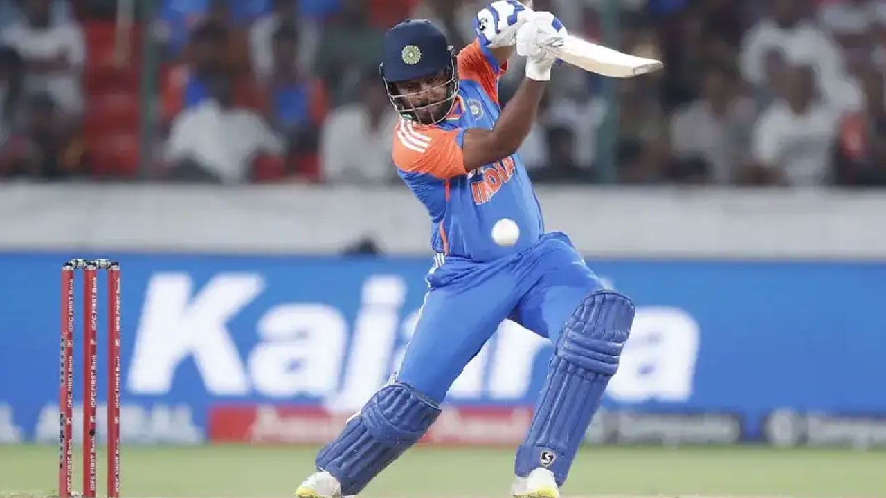 Sanju Samson Top t20i Run Scorer: 2024లో టెస్ట్ ఫార్మాట్‌లో భారత క్రికెట్ జట్టు దిగజారిపోయింది. అయితే, టీ20 ప్రపంచకప్ గెలిచి ఎన్నో ఏళ్ల కలను నెరవేర్చుకుంది. ఈ క్రమంలో సంజు శాంసన్ టీ20 ఫార్మాట్‌లో పరుగుల వర్షం కురిపించాడు. కాగా, భారత్‌ ప్రపంచకప్‌ గెలిచిన ఏడాదిలోనే సంజూ ప్రపంచకప్‌లో ఒక్క మ్యాచ్‌ కూడా ఆడకపోవడం గమనార్హం. సంజూ 13 మ్యాచ్‌ల్లో 43.60 సగటుతో 436 పరుగులు చేశాడు.