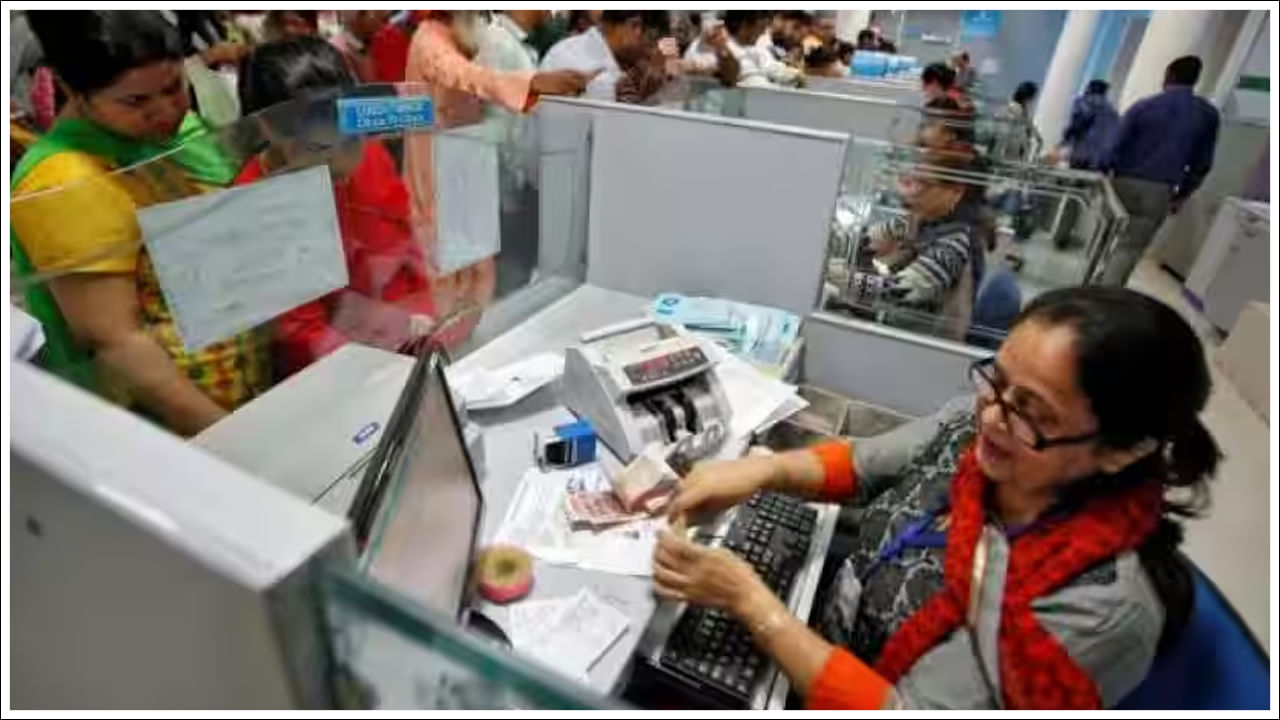 నిబంధనల ప్రకారం ఒక వ్యక్తి రోజుకు రూ.50వేలు లేదా అంతకంటే ఎక్కువ డిపాజిట్ చేస్తే బ్యాంకుకు సమాచారం ఇవ్వాలి. ఇది కాకుండా, ఖాతాదారుడు తన పాన్ వివరాలను కూడా అందించాలి. ఖాతాదారుడికి పాన్ లేకపోతే, అతను ఫారమ్ 60 లేదా 61ని సమర్పించాలి. అదే సమయంలో రూ. 10 లక్షల కంటే ఎక్కువ విలువైన లావాదేవీలను అధిక-విలువ లావాదేవీలుగా పరిగణిస్తారు. బ్యాంకు అటువంటి లావాదేవీల గురించి ఆదాయపు పన్ను శాఖకు సమాచారాన్ని అందిస్తుంది.