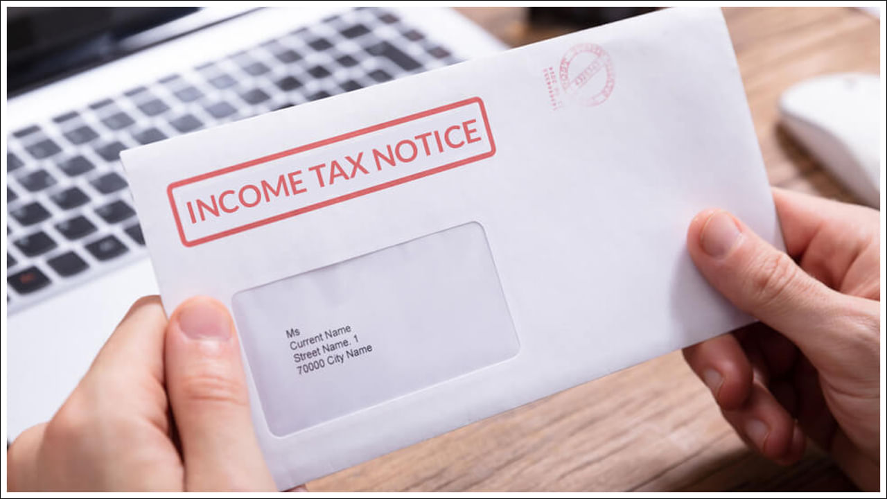 పొదుపు ఖాతాలో డబ్బులను డిపాజిట్ చేస్తుంటాము. కానీ ఇందులో కూడా ఓ పరిమితి ఉంది. మన ఖాతాలో ఈ పరిమితి కంటే ఎక్కువ డబ్బును డిపాజిట్ చేసుకుంటే ఆదాయపు పన్ను శాఖ నుంచి నోటీసు రావచ్చు. ఈ విషయం చాలా మందికి ఇప్పటికీ తెలియదు. పొదుపు ఖాతాకు సంబంధించి ఆదాయపు పన్ను శాఖ నియమాలు ఏమిటో చూద్దాం.