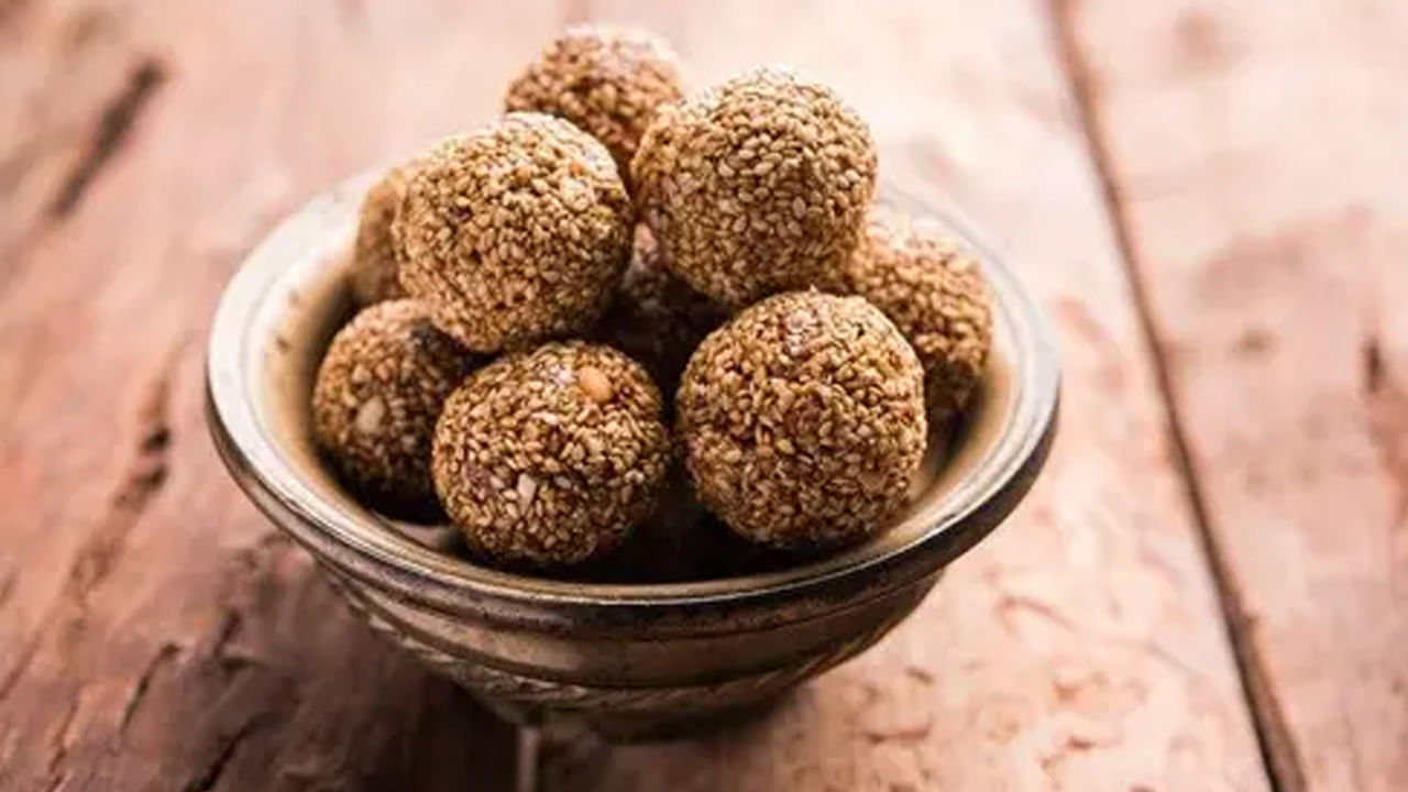 Sesame With Jaggery : సంక్రాంతి సమయం.. బెల్లంతో చేసిన ఈ లడ్డూలు తింటే ఎన్ని లాభాలో తెలుసా..?