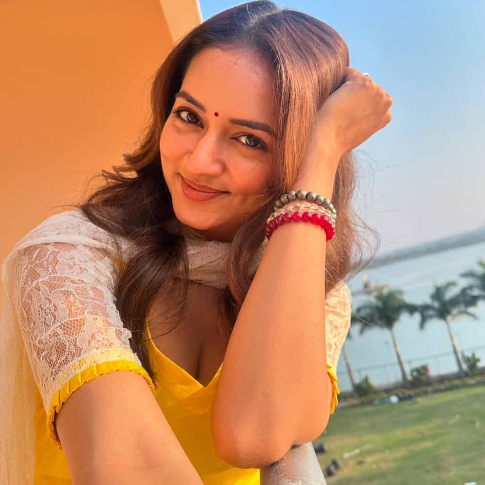 తొలి సినిమాతోనే కుర్రాళ్ళ డ్రీమ్ గర్ల్ గా మారిపోయింది. ఆతర్వాత తెలుగులో రెండు మూడు సినిమాలు చేసింది. కానీ పెద్దగా గుర్తింపు తెచ్చుకోలేకపోయింది. దాంతో ఇతర భాషల్లో అదృష్టాన్ని పరీక్షించుకుంది. అక్కడ పర్లేదు అనిపించుకుంది.