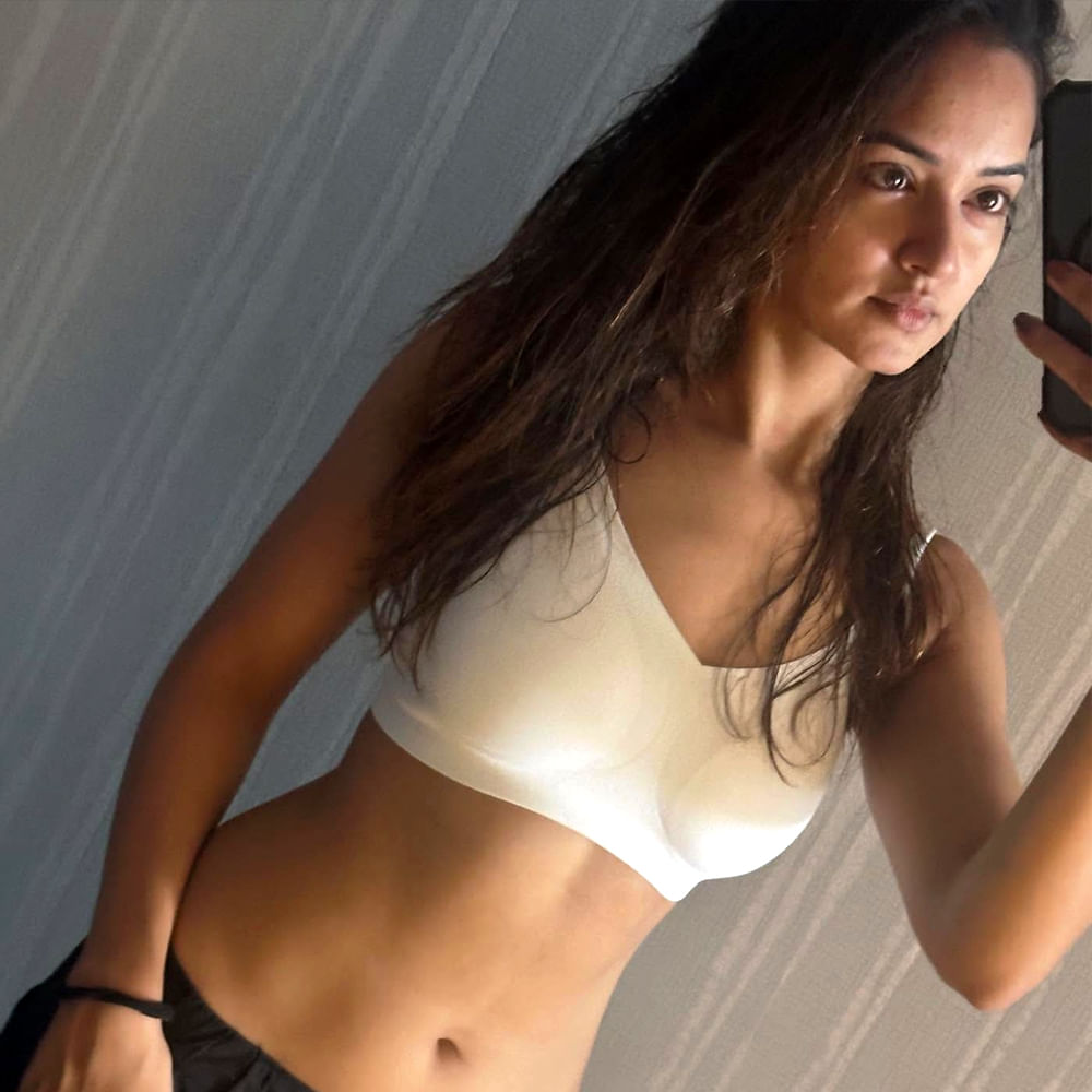 హాట్ హాట్ లుక్స్ తో కేకపెట్టిస్తుంది ఈ అమ్మడు. గ్లామర్ గేట్లు ఎత్తేసి కుర్రాళ్లను కట్టిపడేస్తుంది. శాన్వి ఫోటోలకు సోషల్ మీడియాలో మంచి క్రేజ్ ఉంది. ఈ అమ్మడి ఫోటోలకు నెటిజన్స్ రొమాంటిక్ కామెంట్స్ చేస్తున్నారు.