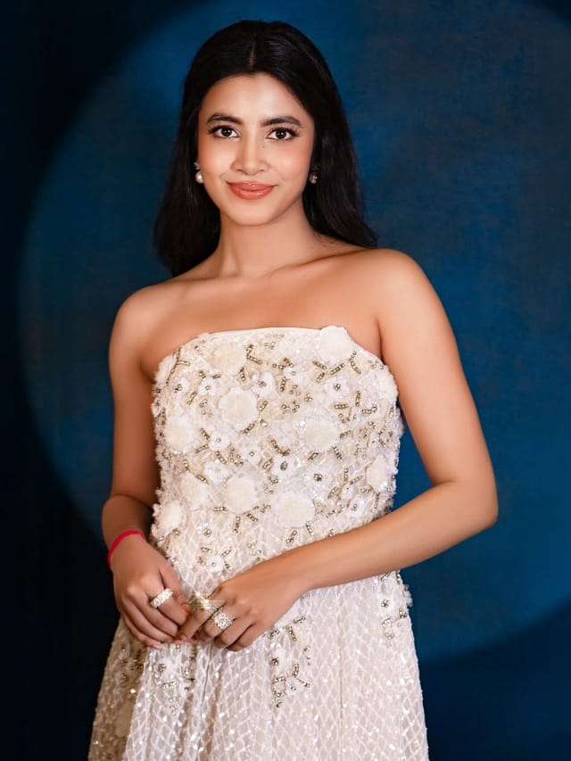 ఇందుకే కుర్రాళ్ళకి కునుకు లేకుండా పోతుంది.! శివాని ఫోజులు చూస్తే అంతే