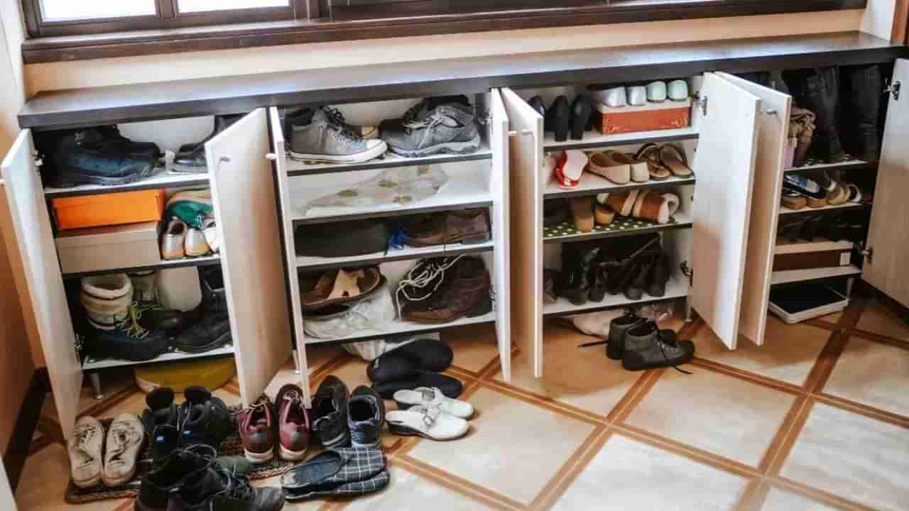 Vastu Tips: చెప్పుల విషయంలో ఈ పొరపాట్లు చేస్తున్నారా..? అయితే జీవితంలో అష్ట దరిద్రాలే..!