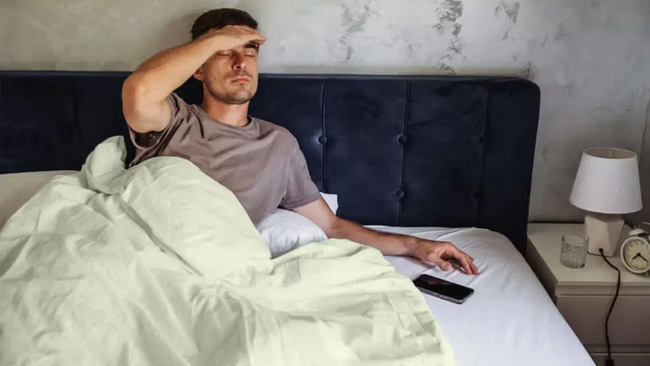 మనం సాధారణంగా గాఢ నిద్రలో ఉన్నప్పుడు అలారం ఆపివేసి నిద్రపోతాం. తరువాత, మేల్కొన్నప్పుడు దాని గురించి చింతిస్తాం. మీకూ ఈ అలవాటు ఉంటే, పడుకునేటప్పుడు  అలారం అందకుండా బెడ్‌కు కొన్ని అడుగుల దూరంలో దీనిని ఉంచండి. దీంతో అలారం మోగిన వెంటనే దానిని ఆఫ్‌ చేయకుండా ఉంటారు. ఎందుకంటే దాన్ని ఆపివేయడానికి మీరు లేవాలి. కొంత దూరం నడవాలి. ఇలా చేయడం వల్ల గాఢ నిద్ర మత్తు వదిలిపోయి, మేల్కొనడానికి సహాయపడుతుంది.