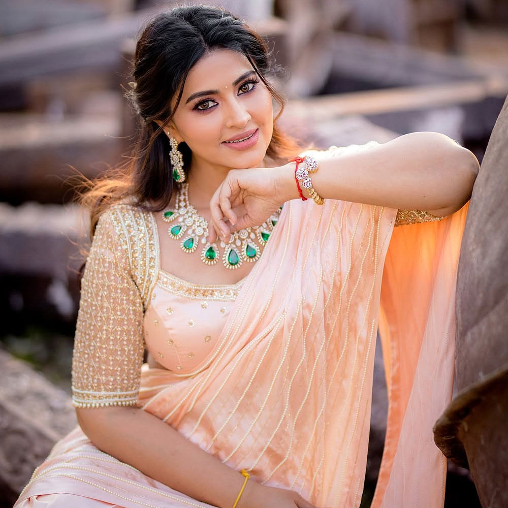 తొలి వలపు సినిమాతో కథానాయికగా తెలుగు తెరకు పరిచయమైంది స్నేహ. ఆ తర్వాత తెలుగులో రాధ గోపాలం, ప్రియమైన నీకు, ఏవండోయ్ శ్రీవారు, శ్రీరామదాసు, రాజన్న వంటి చిత్రాల్లో నటించి మెప్పించింది. 