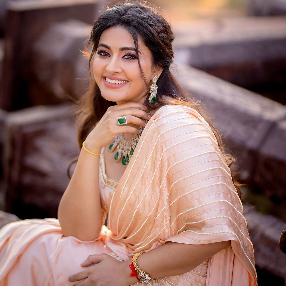 ప్రస్తుతం సినిమాల్లో క్యారెక్టర్ రోల్స్ పోషిస్తూ మరోసారి ప్రేక్షకులను అలరిస్తున్న స్నేహ. అటు సోషల్ మీడియాలోను చాలా యాక్టివ్. నిత్యం ఏదోక పోస్ట్ చేస్తూ నెటిజన్లను ఆకట్టుకుంటుంది. తాజాగా ఆమె షేర్ చేసిన ఫోటోస్ వైరలవుతున్నాయి. 