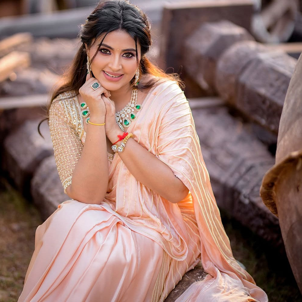 గతంలో ఓ మ్యాగజైన్ స్నేహ గురించి ఓ న్యూస్ రాసిందట. ఆమె ఎప్పుడూ ధరించిన దుస్తులనే ధరిస్తుందని.. ఆమె ధరించేందుకు వేరే బట్టలు లేవని రాసిందట. అలా తన దుస్తులపై అనేక విమర్శలు వచ్చాయట. 