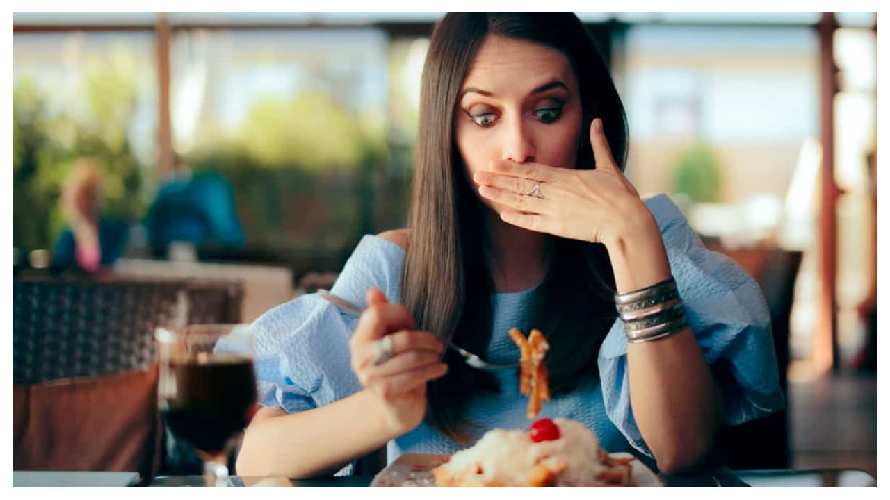 పుల్లటి త్రేన్పులను తగ్గించడంలో జీలకర్ర చక్కగా పని చేస్తుంది. మీకు పుల్లటి త్రేన్పులు వస్తున్నట్లయితే.. వెంటనే ఒక అరస్పూన్ జీలకర్రను బాగా నమిలి తినండి. దీని వల్ల త్రేన్పులు తగ్గుతాయి.
