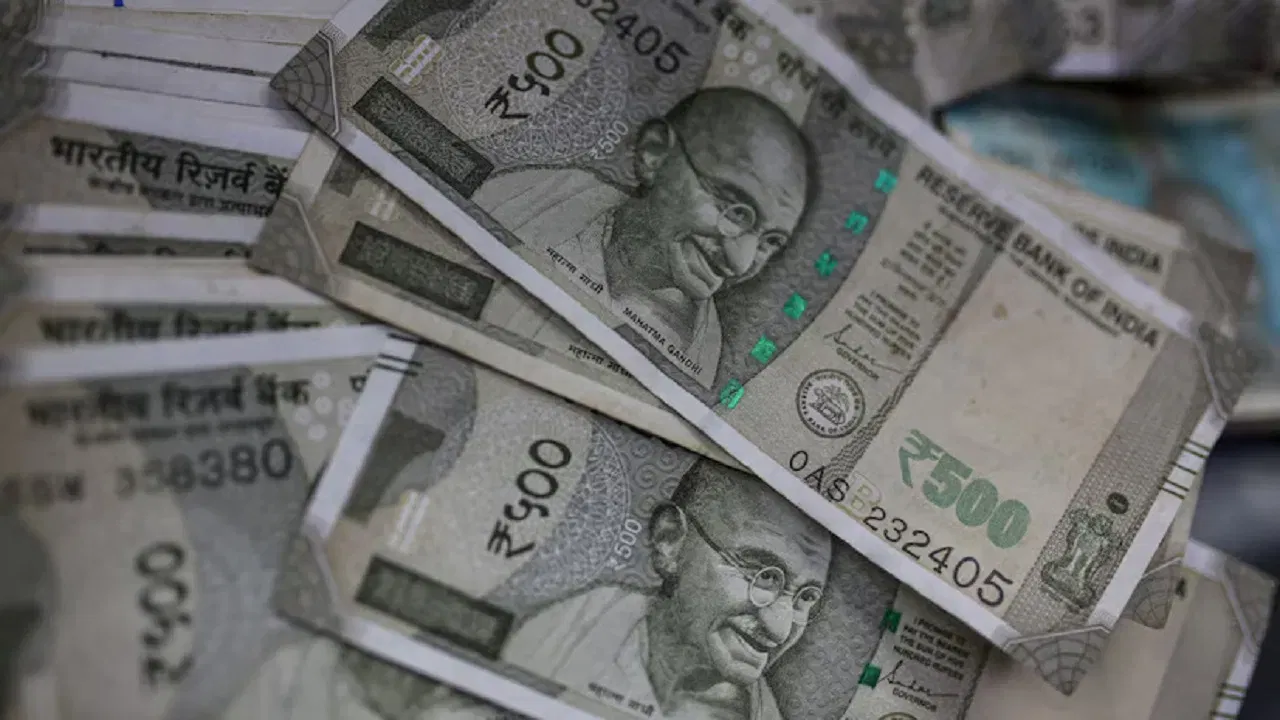 ఎదుటి వాళ్లు ఇచ్చేటప్పుడు కూడా చేతితో తీసుకోకూడదు. ఇలా తీసుకోవడం వల్ల ధన నష్టం జరుగుతుంది జోత్యిష్య శాస్త్రం చెబుతుంది. కొన్ని రకాల వస్తువులు ఇచ్చినా.. మళ్లీ వాటిని వెనక్కి తిరిగి తీసుకుని వాడుకోకూడదు. మరి అవేంటో ఇప్పుడు తెలుసుకుందాం.
