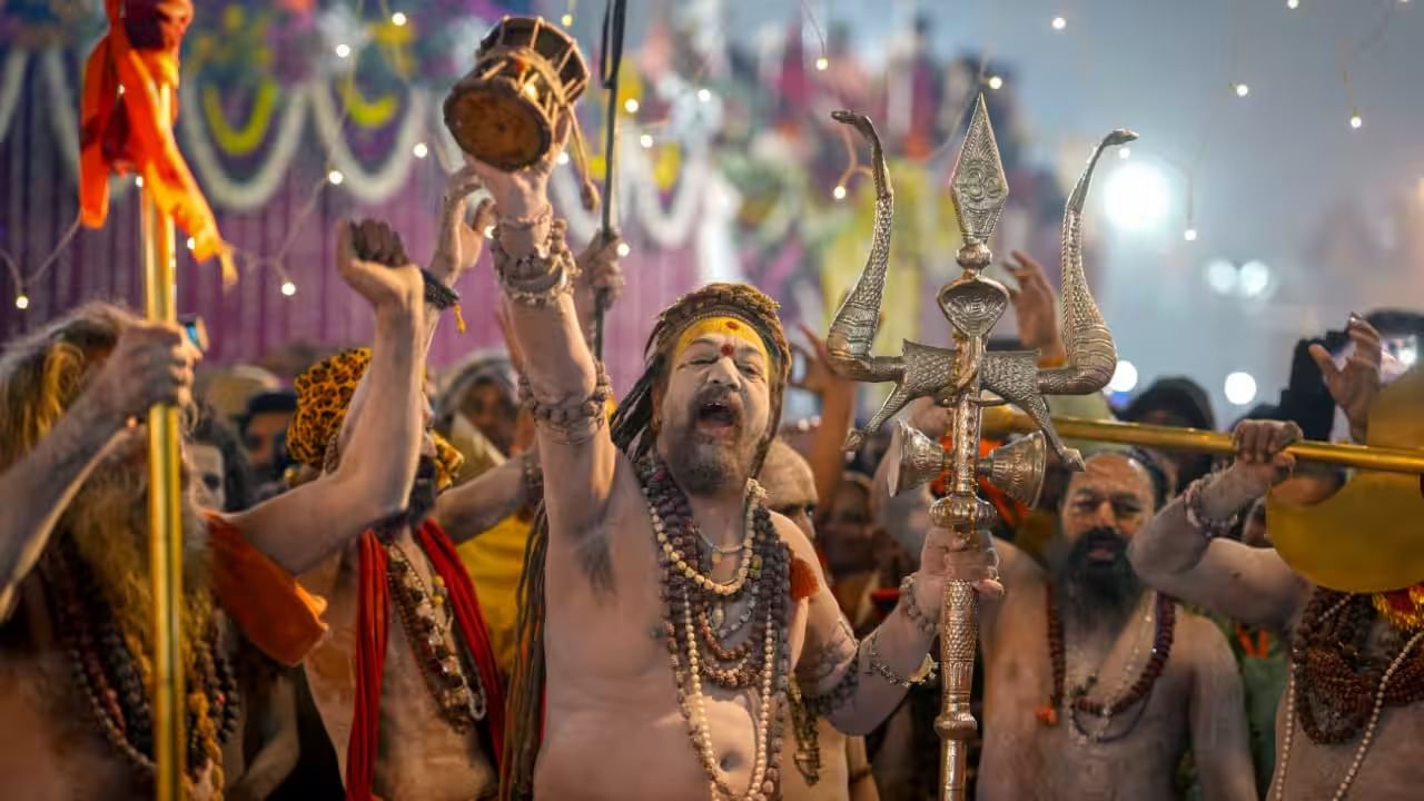 Maha Kumbh 2025: ఆధ్యాత్మిక పర్యాటకానికి కేంద్రంగా భారత్.. ప్రపంచ నలుమూలల నుంచి పోటెత్తుతున్న విదేశీ పర్యాటకులు!