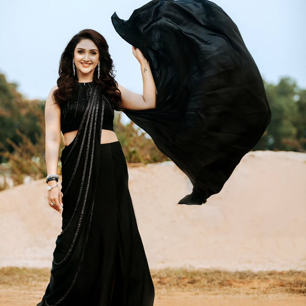 శ్రీదేవి రుక్మిణి సినిమాతో టాలీవుడ్ యూ పరిచయం అయ్యింది. ఈ సినిమాలో చైల్డ్ ఆర్టిస్ట్ గా నటించింది. ఆతర్వాత ప్రభాస్ హీరోగా నటించిన ఈశ్వర్ సినిమా ఆ ద్వారా హీరోయిన్ గా మారింది. ఈ సినిమా మంచి విజయాన్ని అందుకుంది. 