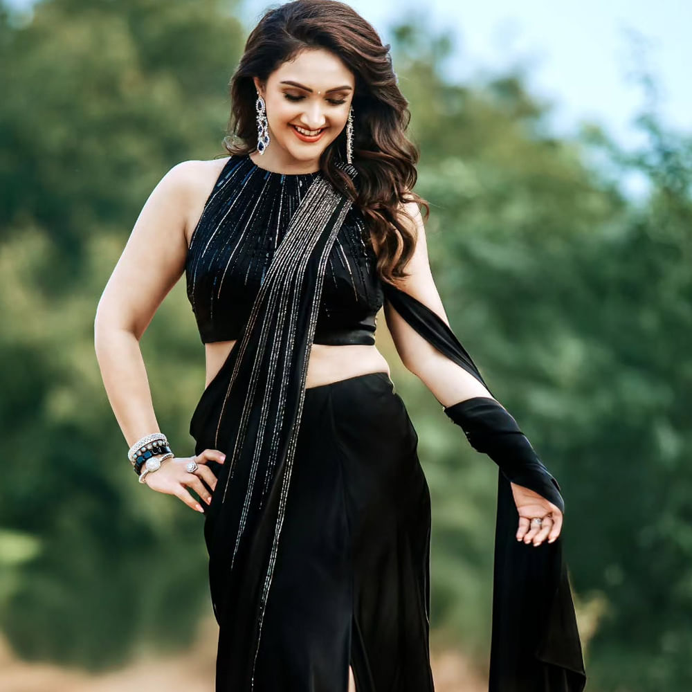 శ్రీ దేవి విజయ్ కుమార్, మంజుల దంపతుల చిన్న కుమార్తె. ఆమెకు నలుగురు అక్కలు (కవిత, అనిత, వనిత, ప్రీతి), ఒక అన్నయ్య (అరుణ్ విజయ్) ఉన్నారు. వీరందరూ సినిమా ఇండస్ట్రీలో ఉన్నారు. 