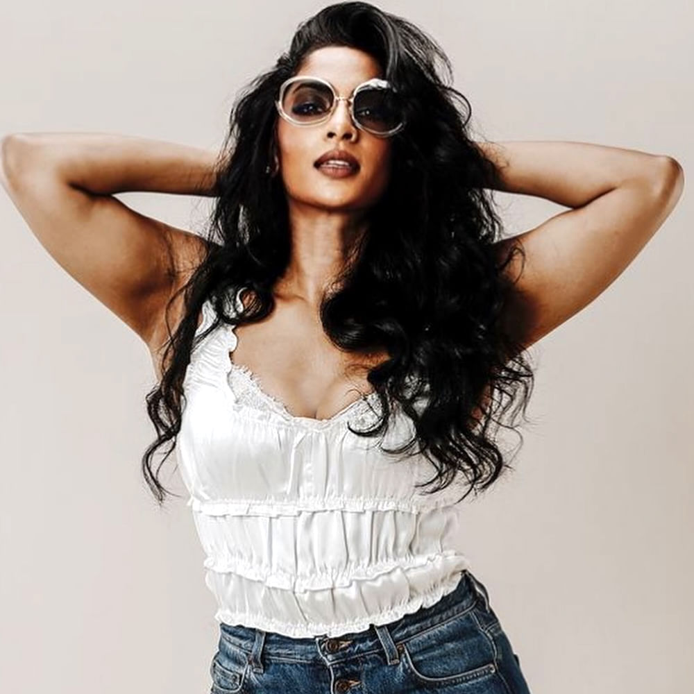 ఇక ఇప్పుడు మరోసారి ప్రేక్షకులను తన నటనతో కట్టిపడేసింది. ప్రభాస్ హీరోగా నటించిన సలార్ సినిమాలో మెప్పించింది శ్రియ రెడ్డి. ఈ సినిమాతో మరోసారి తెలుగు ప్రేక్షకులను మెప్పించింది ఈ బ్యూటీ.