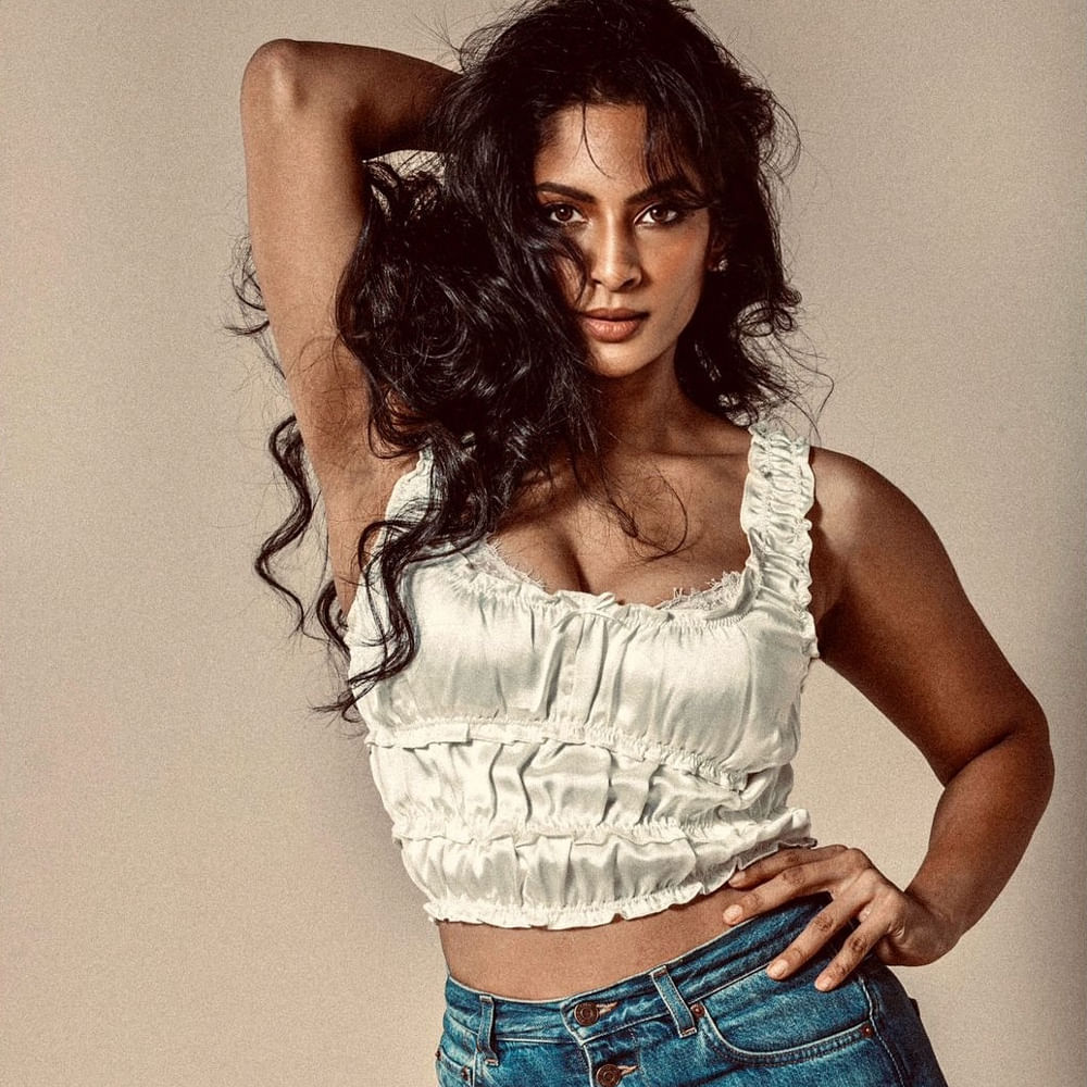 శ్రియ రెడ్డి తెలుగుతో పాటు తమిళ్, మలయాళ భాషల్లోనూ సినిమాలు చేసి అలరించింది. తెలుగులో అమ్మ చెప్పింది అనే సినిమాలో నటించింది. శర్వానంద్ హీరోగా నటించిన ఈ సినిమాలో పోలీస్ పాత్రలో నటించింది.