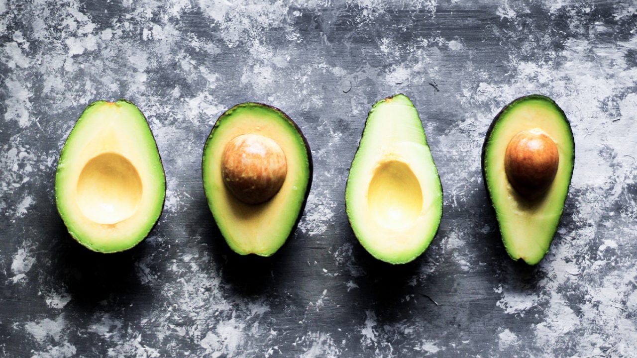 అవకాడో తిన్నా కూడా ఒత్తిడిని నుంచి ఉపశమనం పొందవచ్చు. డిప్రెషన్‌ను దూరం చేస్తుంది. నల్ల ద్రాక్ష పండ్లు తిన్నా కూడా మానసిక ఆరోగ్యం మెరుగు పడుతుంది. కాబట్టి మీకు కాస్త ఒత్తిడిగా ఉన్నప్పుడు ఇవి తింటే మంచిది.
