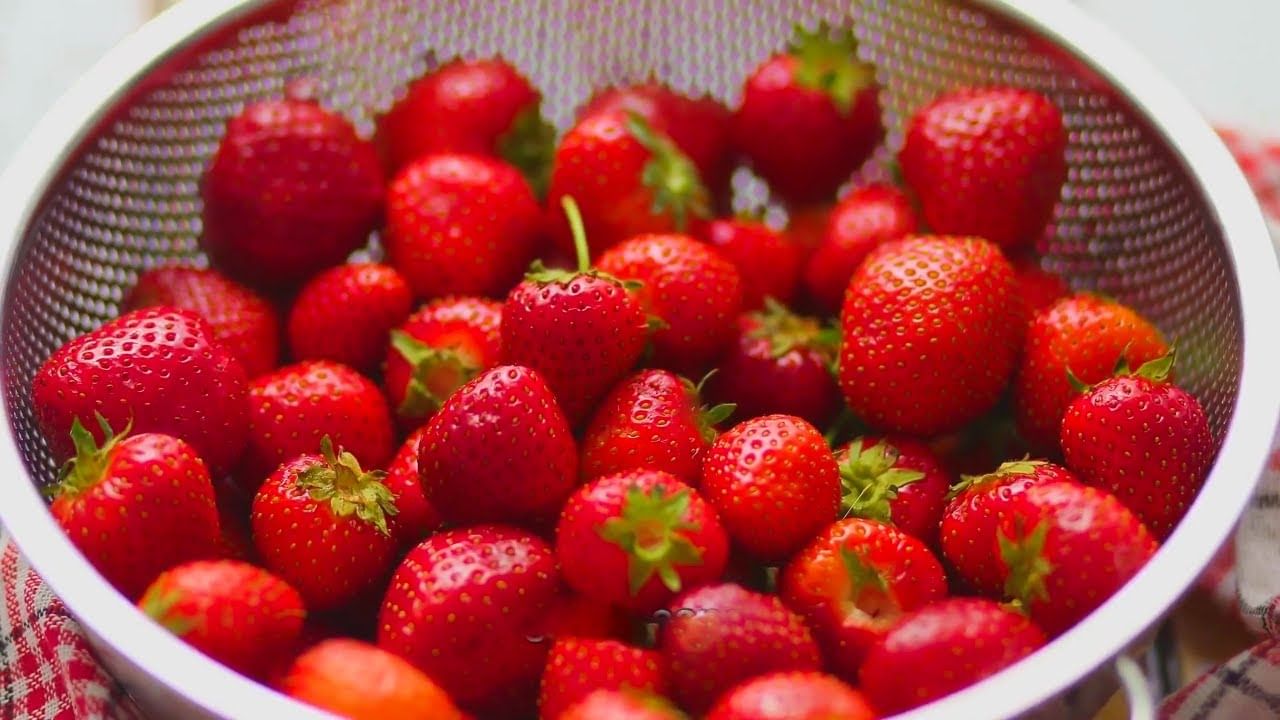 స్ట్రాబెర్రీలు కూడా ఒత్తిడి, డిప్రెషన్‌ను తగ్గించడంలో సహాయ పడతాయి. ఇందులో ఉండే పోషకాలు చక్కగా సహాయ పడతాయి. ఆకు కూరలు, మామిడి పండు తిన్నా కూడా మంచి రిలాక్సేషన్ దొరుకుతుంది.

(NOTE: ఇందులోని అంశాలు కేవలం అవగాహన కోసం మాత్రమే. నిపుణులు అందించిన సమాచారం ప్రకారం ఇక్కడ తెలియజేయడమైనది. ఆరోగ్యరీత్యా ఎలాంటి సమస్యలు ఉన్నా వైద్య నిపుణుల్ని సంప్రదించడం మేలు.)
