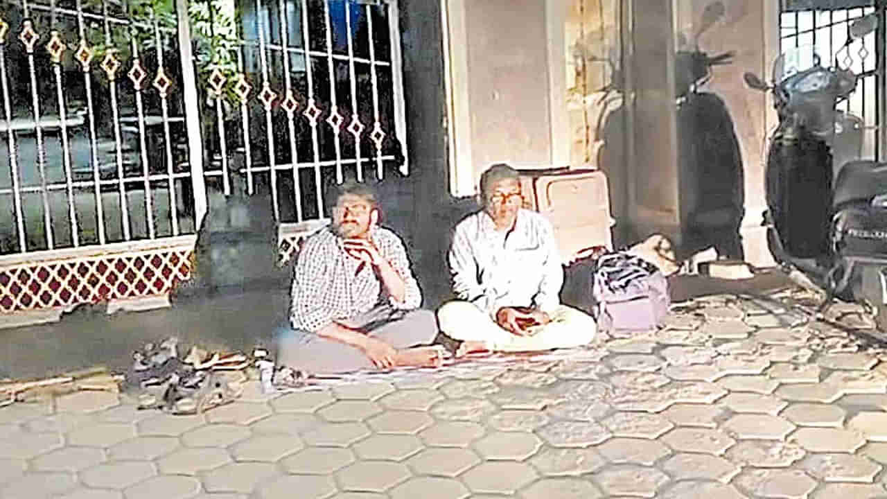 శ్రీ చైతన్య జూనియర్‌ కాలేజీ నిర్వాకం.. ఫీజు కట్టలేదని అర్ధరాత్రి విద్యార్థి గెంటివేత!