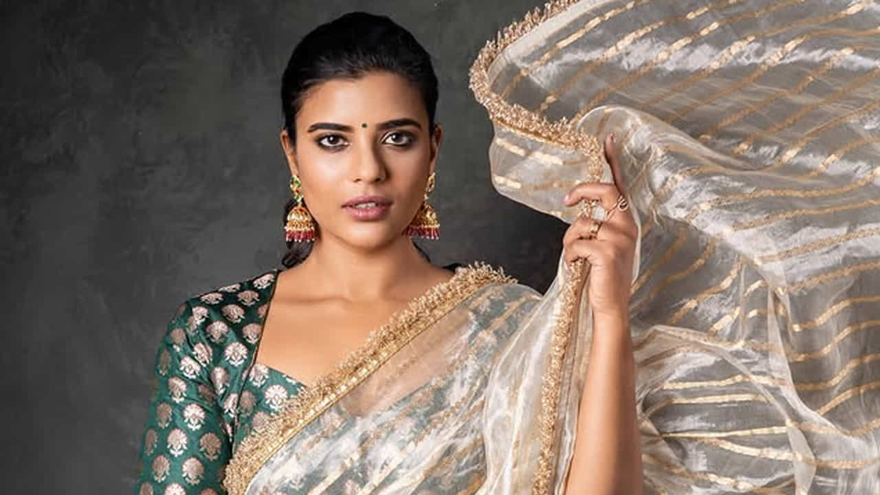 ఈ వయ్యారి తల్లిదండ్రుల నలుగురు సంతంలో ఆమె చిన్నది. వీరిలో ఇద్దరు అన్నలు ఆమె యుక్తవయస్సులో మరణించారు. ఆమె తాత అమర్నాథ్ కూడా తెలుగు సినిమా నటుడు. ఆమె అత్త శ్రీ లక్ష్మి 500 పైగా తెలుగు చిత్రాల్లో హాస్యనటిగా చేసింది.