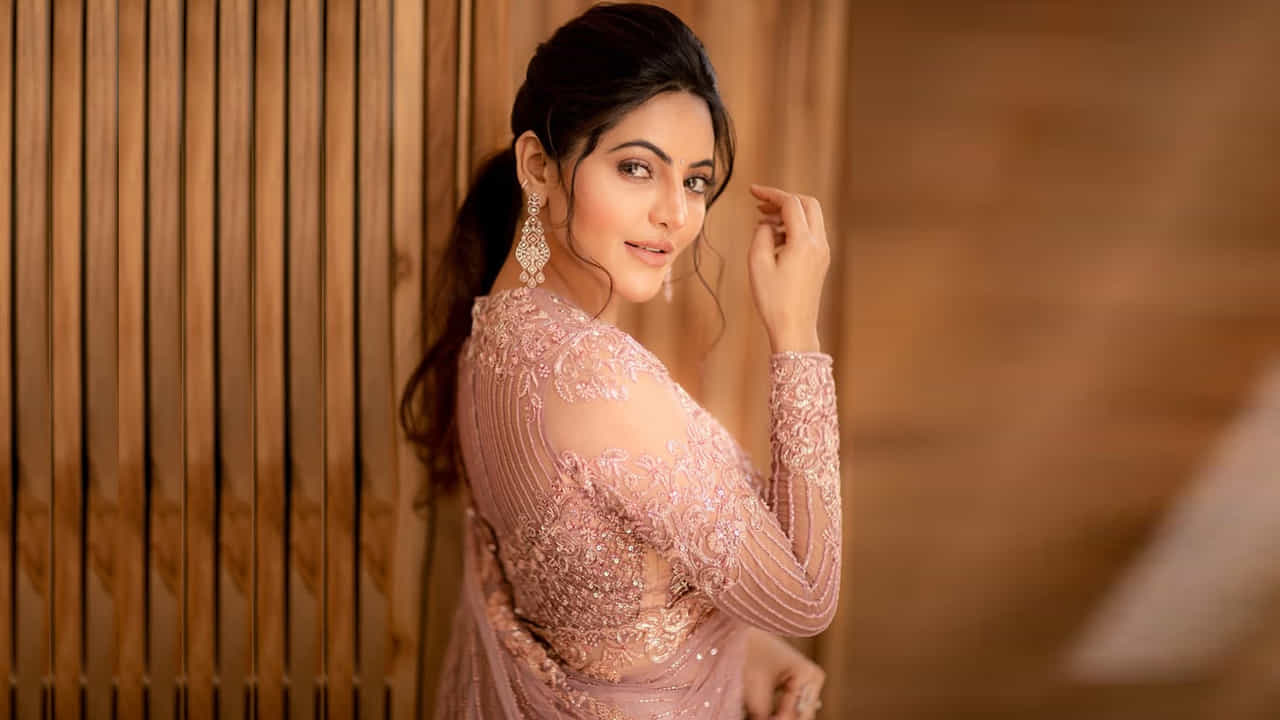 'పల్వాది కాదల్' అనే ఓ తమిళ యూట్యూబ్ షార్ట్ ఫిల్మ్ ద్వారా నటనలో కెరీర్ ప్రారంభించింది ఈ వయ్యారి భామ. 2017లో కాదల్ కన్ కట్టుదే అనే ఓ తమిళ చిత్రంలో కథానాయకిగా సినీ అరంగేట్రం చేసింది ముద్దుగుమ్మ అతుల్య రవి.