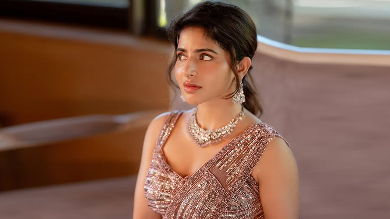 SRM ఇన్‌స్టిట్యూట్ ఆఫ్ సైన్స్ అండ్ టెక్నాలజీ నుండి ఇన్‌స్ట్రుమెంటేషన్ ఇంజనీరింగ్ పట్టా పొందింది ఈ బ్యూటీ. బాలాజీ మోహన్ దర్శకత్వంలో కధలిల్ సోదప్పువదు యెప్పడి అనే తమిళ చిత్రంతో చలనచిత్ర అరంగేట్రం చేసింది ఈ వయ్యారి.