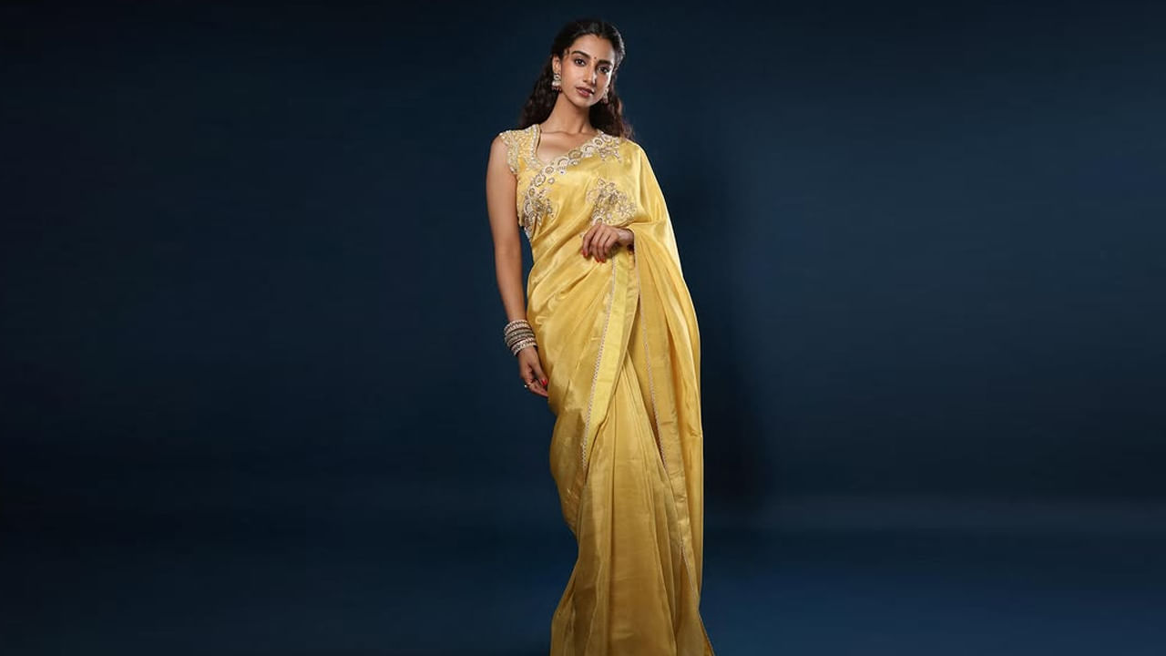 సోషల్ మీడియాలో ఎప్పుడు యాక్టీవ్ గా ఉంటూ అభిమానాలను ఖుషి చేస్తుంది ఈ ముద్దుగుమ్మ. తాజా ఇన్‌స్టాగ్రామ్ వేదిక కొన్ని ఫోటోలను షేర్ చేసింది ఈ బ్యూటీ. ఈ ఫోటోలు చుసిన కుర్రాళ్ల వావ్ అంటూ కామెంట్లు పెడుతున్నారు.