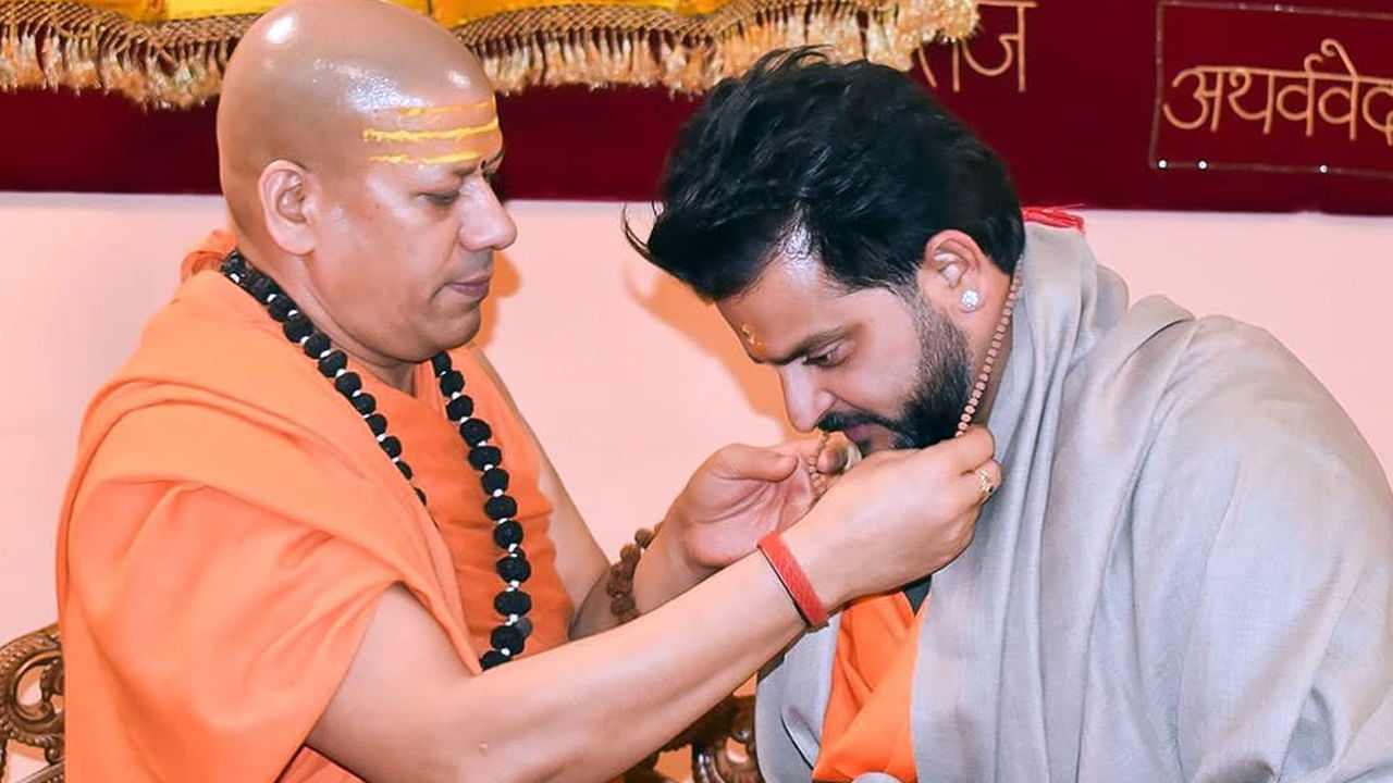  అనంతరం  రైనా దంపతులు స్వామి కైలాషానందగిరి ఆశీస్సులు తీసుకున్నారు.  ఈ సందర్భంగా ప్రయాగ్ రాజ్ చుట్టు పక్కలనున్న పర్యాటక ప్రాంతాల్లో కలియ తిరిగారు రైనా దంపతులు.
