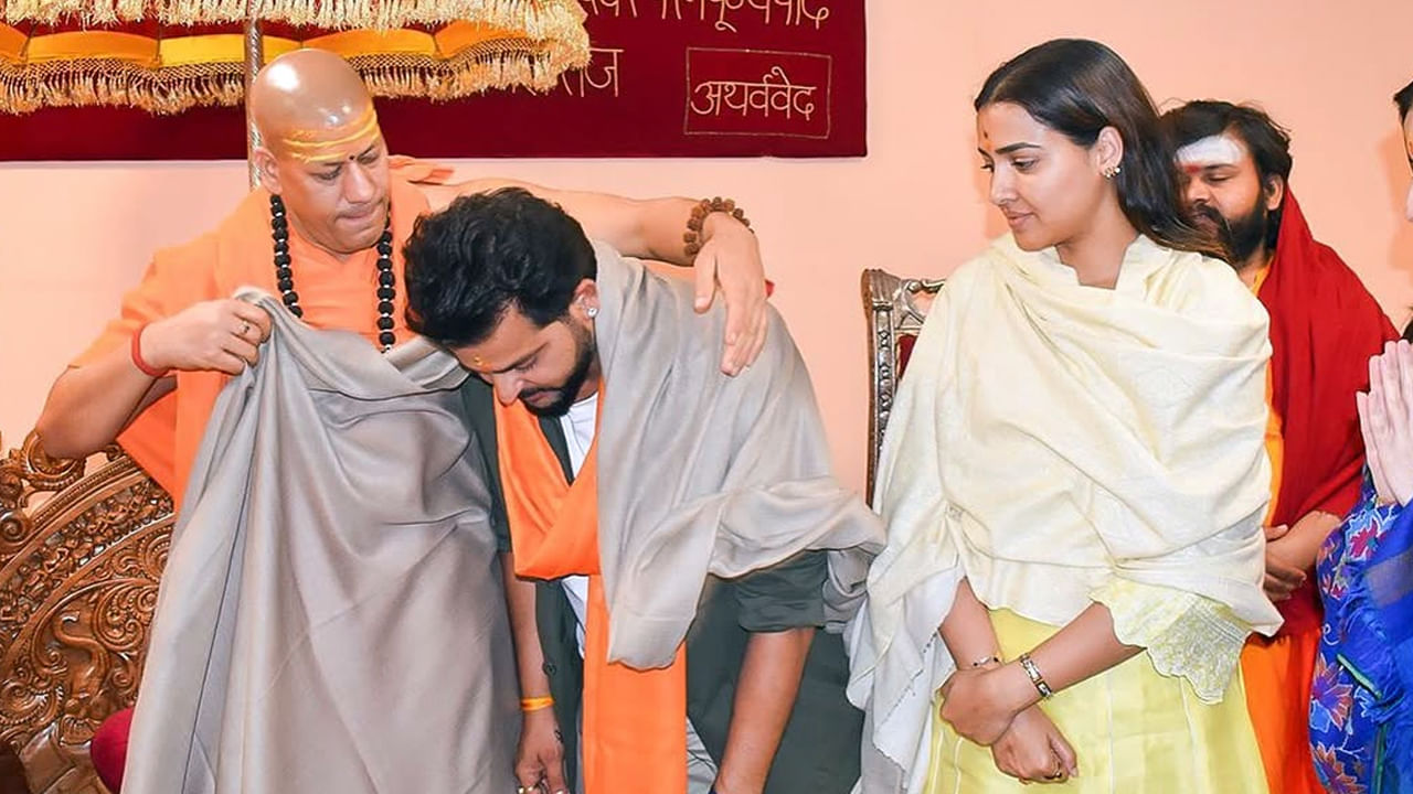  తన మహా కుంభమేళా పర్యటనకు సంబంధించిన ఫొటోలను తన సోషల్‌ మీడియాలో షేర్‌ చేశాడు రైనా. ప్రస్తుతం ఇవి నెట్టింట వైరల్ గా మారాయి. 
