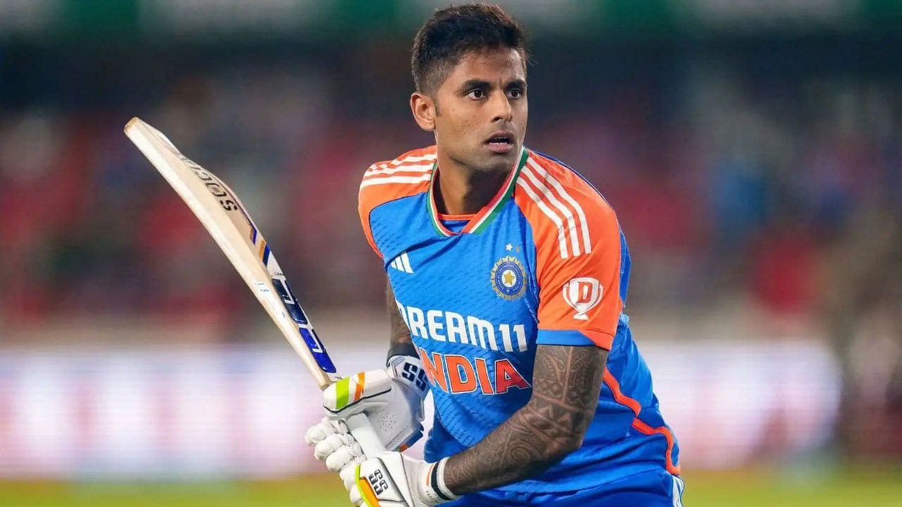 3. సూర్యకుమార్ యాదవ్: సూర్యకుమార్ యాదవ్ టీ20 క్రికెట్‌లో అత్యంత ప్రమాదకరమైన బ్యాట్స్‌మెన్‌గా పేరుగాంచాడు. వైట్ బాల్ క్రికెట్‌లో సూర్య బ్యాటింగ్ చేసే విధానానికి అందరూ పిచ్చిగా ఉన్నారు. అక్టోబర్ 2022లో, సూర్యకుమార్ దక్షిణాఫ్రికాపై 22 బంతుల్లో 61 పరుగులతో మ్యాచ్ విన్నింగ్ ఇన్నింగ్స్ ఆడాడు. ఈ ఇన్నింగ్స్‌లో సూర్య 18 బంతుల్లో అర్ధ సెంచరీ పూర్తి చేశాడు.