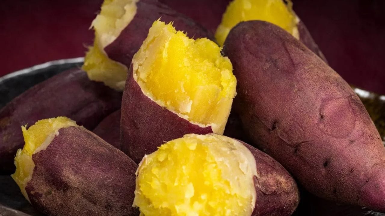 తీపి రుచితో ఎర్రగా మెరిసే చిలగడదుంపలు ఆరోగ్యకరమైన కార్బోహైడ్రేట్లకు మంచి మూలం. వీటిలో నైట్రేట్‌లు అధికంగా ఉండటం వల్ల రక్తపోటును నియంత్రణలో ఉంచడంలో, శరీరానికి అవసరమైన ఆక్సిజన్ వినియోగాన్ని మెరుగుపరచడంలో కీలకంగా పనిచేస్తాయి. ఇందులో ఫైబర్, ఫోలేట్, విటమిన్ సి వంటి పోషకాలు గుండె ఆరోగ్యం, జీర్ణక్రియ, ఇమ్యూనిటీని పెంచడంలో సహాయపడతాయి.