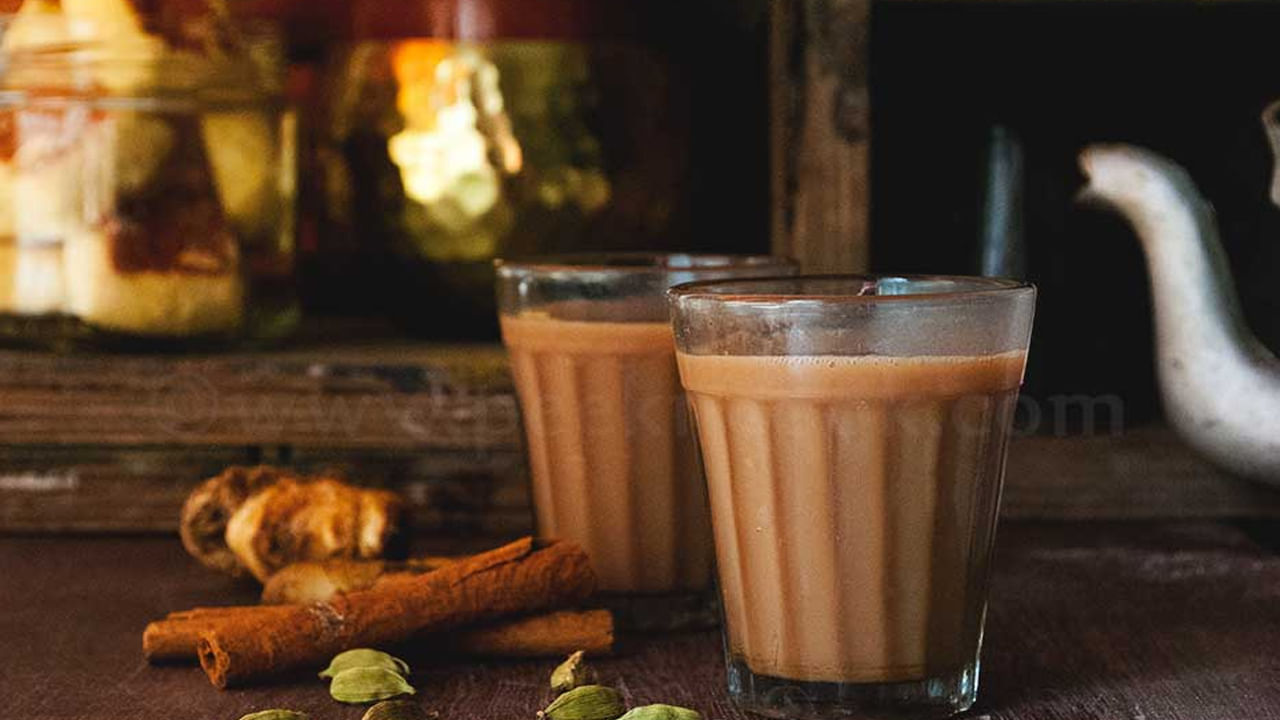 కాబట్టి ఒక నెల పాటు స్వీట్ టీ తాగడం మానేస్తే, మీ జీర్ణక్రియ మెరుగుపడుతుంది. అలాగే బరువు కూడా తగ్గుతుంది. అంతే కాదు అనేక రకాల ఆరోగ్య సమస్యలు మీకు దరిచేరవు. నెల పాటు స్వీట్ టీ తీసుకోకుండా ఉండటం వల్ల మానసిక ఆరోగ్యం మెరుగుపడుతుందని అనేక అధ్యయనాలు నిరూపించాయి. తీపిగా ఉండే టీ తాగడం వల్ల చర్మంపై మొటిమలు, పొక్కులు ఏర్పడతాయి. కాబట్టి మీ చర్మం ఆరోగ్యంగా ఉండాలంటే స్వీట్ టీ తాగకపోవడమే మంచిది.