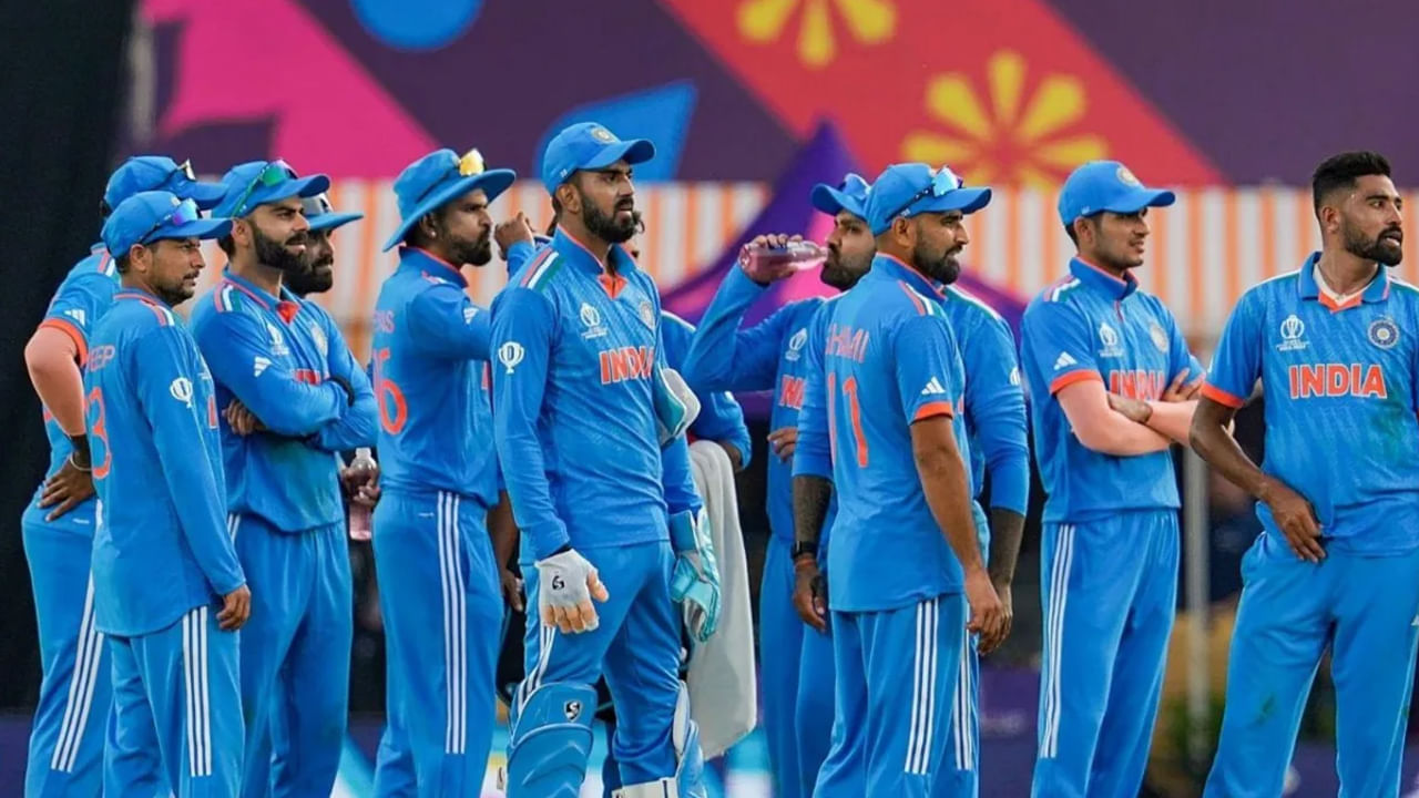 Team India: ఛాంపియన్స్ ట్రోఫీకి టీమ్ ఇండియాను ప్రకటించిన సంగతి తెలిసిందే. ఇందులో చాలామంది ఆటగాళ్లకు ఛాన్స్ దక్కలేదు. అయితే, సెలెక్ట్ అయిన వారిలో గాయాల బారిన పడిన ప్లేయర్లు కూడా ఉన్నారు. ఈ క్రమంలో భారత జట్టులో మార్పులు చోటు చేసుకుంటున్నట్లు మాజీ క్రికెటర్లు చెబుతున్నారు. మహ్మద్ సిరాజ్‌కు జట్టులో అవకాశం రాలేదు. కాగా, మహమ్మద్ సిరాజ్ ఇప్పటికీ జట్టులో చేరగలడని టీమిండియా మాజీ బ్యాట్స్‌మెన్ సురేశ్ రైనా పేర్కొన్నాడు. 