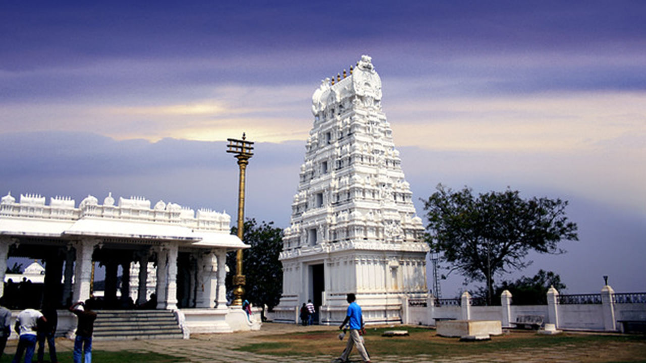 Telangana: అందరూ గుడికి దేవుడ్ని మొక్కేందుకు వస్తే.. వీరు మాత్రం ఏం చేసారో చూస్తే