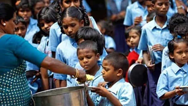 TG Inter Mid Day Meal: ఇక తెలంగాణ ఇంటర్ విద్యార్ధులకూ మధ్యాహ్న భోజనం.. రేవంత్ సర్కార్ నిర్ణయం!