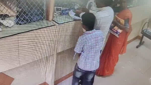 Jangaon: ఓరి బుడ్డోడా.. ఎంత మాయగా డబ్బుల కట్ట కొట్టేశావ్రా..