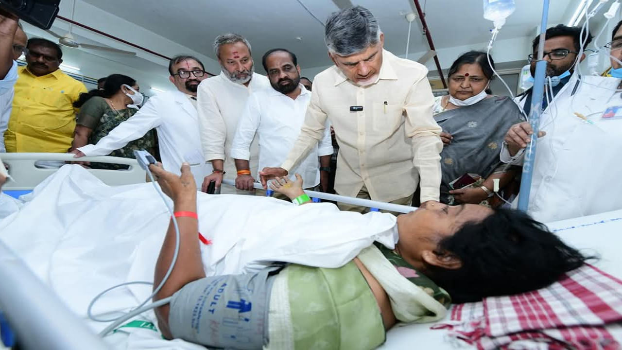 తొక్కిసలాట జరిగిన ప్రాంతాన్ని అధికారులు, నేతలతో కలిసి పరిశీలించారు సీఎం చంద్రబాబు. ఈ సందర్భంగా తిరుపతి జిల్లా కలెక్టర్, ఎస్పీ, తిరుమల తిరుపతి దేవస్థానం జేఈవో గౌతమిపైనా తీవ్ర ఆగ్రహం వ్యక్తం చేశారు. తొక్కిసలాటలో ఆరుగురు భక్తులు చనిపోవడం.. పదుల సంఖ్యలో గాయాల పాలు కావడం క్షమించలేని తప్పు అని పేర్కొన్నారు.