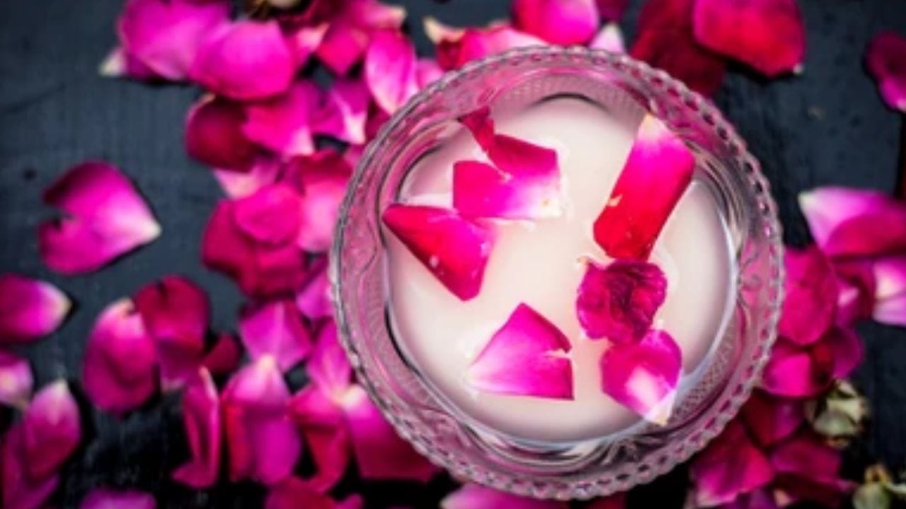 రా మిల్క్ టోనర్ కి కావాల్సినవి 2 టేబుల్ స్పూన్ల పచ్చిపాలు, 1 టేబుల్ స్పూన్ రోజ్ వాటర్. ఇప్పుడు పచ్చిపాలు, రోజ్ వాటర్ను స్ప్రే బాటిల్లో కలిపి బాగా షేక్ చేయండి. ఈ టోనర్ను ముఖానికి స్ప్రే చేసి 10 నిమిషాల తరువాత కడగండి. ఈ టోనర్ చర్మం pH స్థాయిని సమతుల్యం చేస్తుంది. చర్మం హైడ్రేట్ అయ్యి కొత్త ఉత్తేజాన్ని పొందుతుంది.