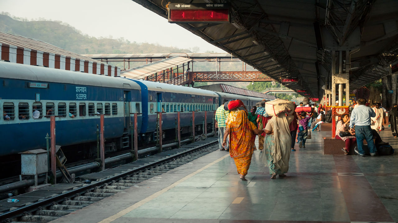 Indian Railways: రైలు ఎక్కేటప్పుడు మీరు తప్పులు చేస్తే జరిమానా, జైలు శిక్ష!