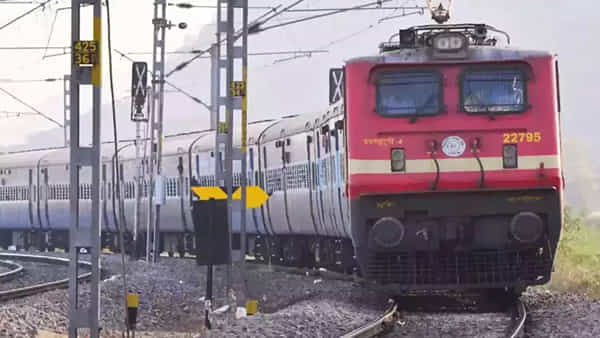 Train: ట్రైన్లో ఫుడ్ కావాలా.? ఈ వాట్సాప్ నెంబర్ మీ ఆకలిని తీర్చేస్తాయి.. అదొక్కటే కాదు.!