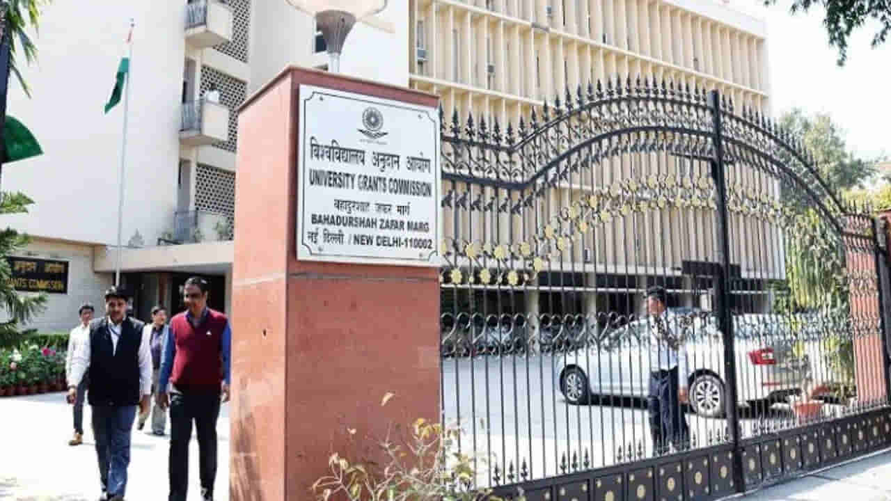 PhD courses: విద్యార్ధులకు అలర్ట్.. ఆ 3 యూనివర్సిటీల్లో పీహెచ్‌డీ కోర్సులపై UGC నిషేధం!