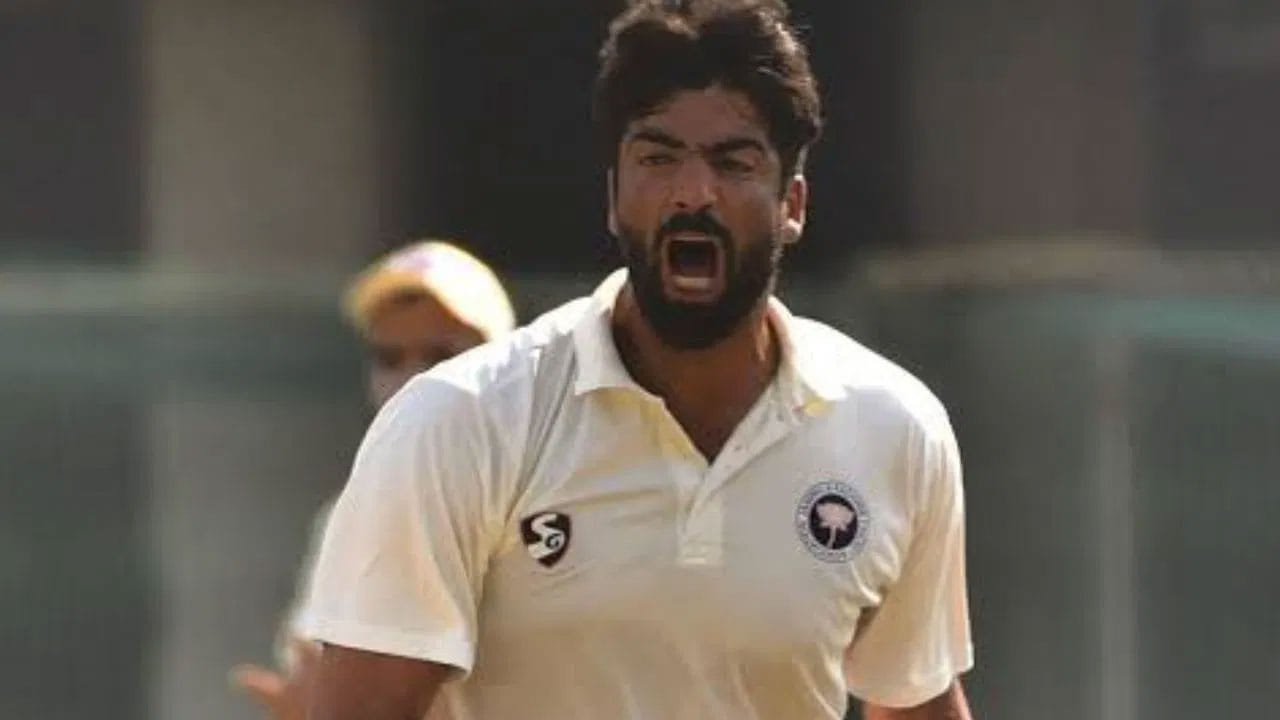 Mumbai vs Jammu and Kashmir, Elite Group A: రంజీ ట్రోఫీలో ఆరో రౌండ్ ప్రారంభమైంది. ఈ సమయంలో ముంబై, జమ్మూకశ్మీర్ మధ్య మ్యాచ్ జరుగుతోంది. జనవరి 23 గురువారం నుంచి జరుగుతోన్న ఈ మ్యాచ్‌లో కశ్మీర్‌లోని పుల్వామాకు చెందిన ఉమర్ నజీర్ హీరోగా నిలిచాడు. రోహిత్ శర్మ, అజింక్యా రహానే వంటి భారత దిగ్గజ బ్యాట్స్‌మెన్‌లకు పెవిలియన్ దారి చూపించాడు. ఆ తర్వాత భారత్ తరపున ఆడిన శివమ్ దూబే వికెట్ తీశాడు. 