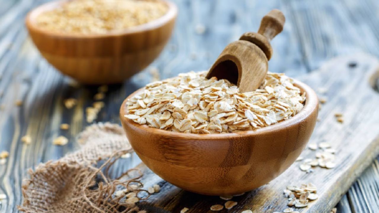 ఓట్స్‌లో పిండిపదార్థాలు, ఐరన్, జింక్, ఒమెగా-6 ఫ్యాటీ యాసిడ్లు పుష్కలంగా ఉంటాయి. ఇవి జుట్టు పోషణకు అవసరమైన ముఖ్యమైన మూలకాలు. రోజూ ఓట్స్ తింటే జుట్టు బలంగా పెరుగుతుంది.