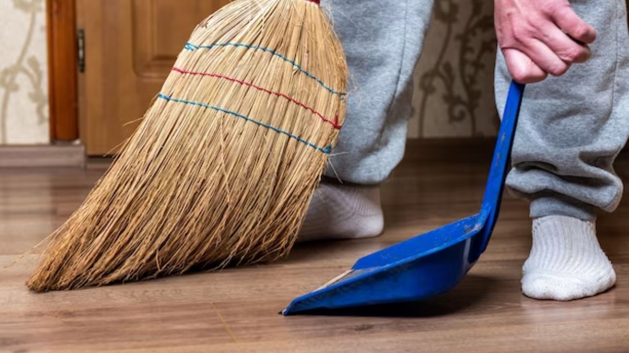 సాయంత్రం వేళ ఇంట్లో చెత్తను బయట వేస్తే.. చెడు శక్తులు ఇంట్లోకి ప్రవేశించే ప్రమాదం ఉంటుంది. అందుకే ఉదయం వేళలో మాత్రమే ఇంట్లో చెత్తను తొలగించడం మంచిది. 