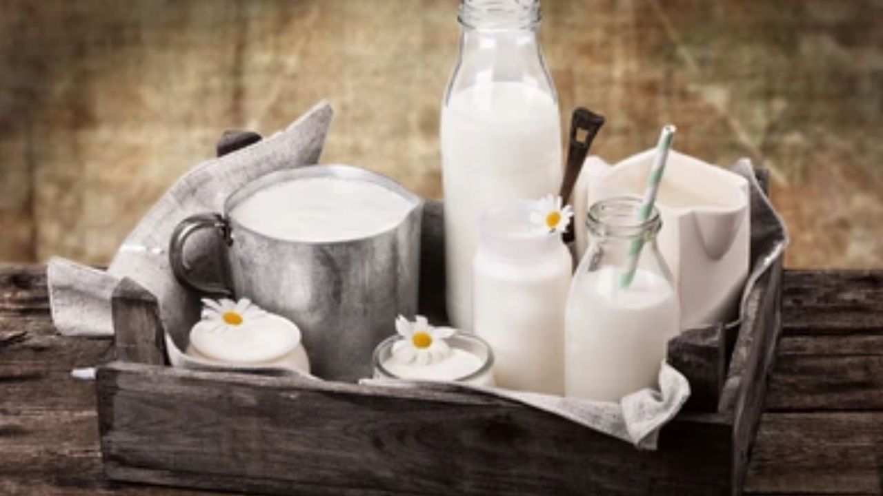 సాయంత్రం వేళ పాలు, పెరుగు, పంచదార వంటి తెల్లని పదార్థాలను ఎవరికీ ఇవ్వకూడదు. వీటిని చంద్రుడికి సంబంధించి పవిత్రంగా భావిస్తారు. ఈ నిబంధనను పాటించకపోతే మనశ్శాంతి తగ్గిపోవచ్చని నమ్మకం.