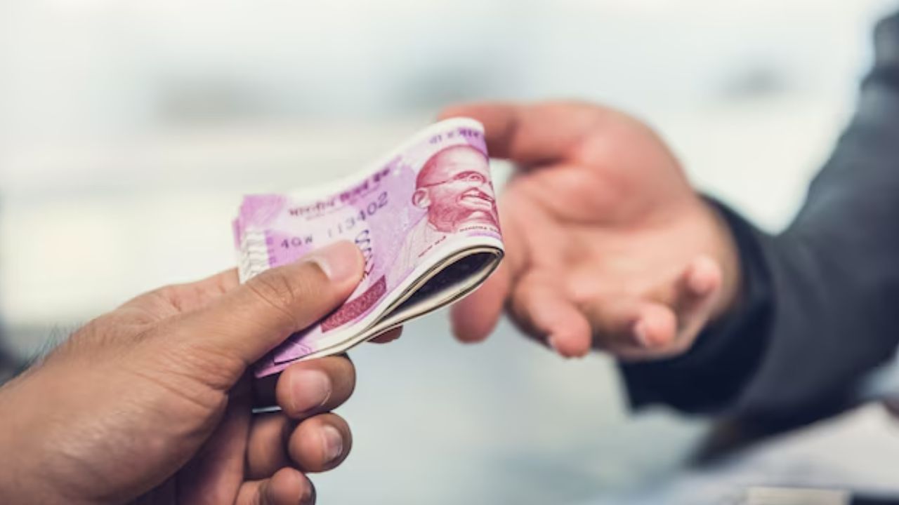 సాయంత్రం వేళలో ఎవరికైనా అప్పులు ఇవ్వకూడదు. ఇది ఆర్థిక నష్టాలకు దారి తీస్తుందని చెబుతారు. లక్ష్మీదేవి అనుగ్రహం కోల్పోకుండా ఉండాలంటే.. ఈ నియమాన్ని పాటించడం మంచిది. అలాగే ఈ సమయంలో ఉప్పును దానం చేయకూడదు అది కూడా ఆర్థిక నష్టాలకు దారి తీస్తుందని నమ్ముతారు.