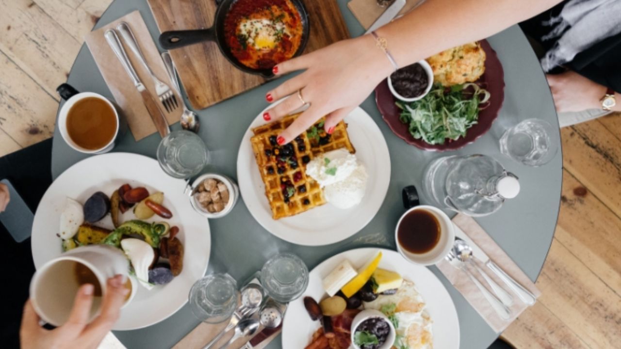 మీ ఇంటికి సాయంత్రం వేళ ఎవరైనా అతిథిగా వచ్చినప్పుడు వారిని ఖాళీ చేతులతో పంపకూడదు. ఏదైనా చిన్న నైవేద్యం లేదా తినుబండారాన్ని ఇచ్చి పంపించాలి.