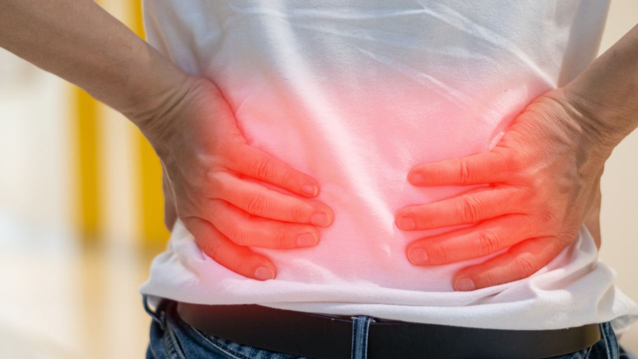 శరీరంలో యూరిక్ యాసిడ్ ఎక్కువగా ఉంటే మూత్రపిండాలలో రాళ్ళు ఏర్పడే ప్రమాదం ఉంది. ఇది మూత్రపిండంలో స్ఫటికాలు లాగా ఏర్పడి రాళ్లకు దారితీస్తుంది. ఇది దిగువ వెనుక లేదా కడుపులో తీవ్రమైన నొప్పిని కలిగిస్తుంది. వికారం తో మూత్రవిసర్జనలో ఇబ్బంది కలుగుతుంది. ఈ సమస్యకు సరైన సమయంలో చికిత్స చేయకపోతే మూత్రపిండాల సంక్రమణ లేదా మూత్రపిండాల నష్టం వచ్చే ప్రమాదం ఉంది.