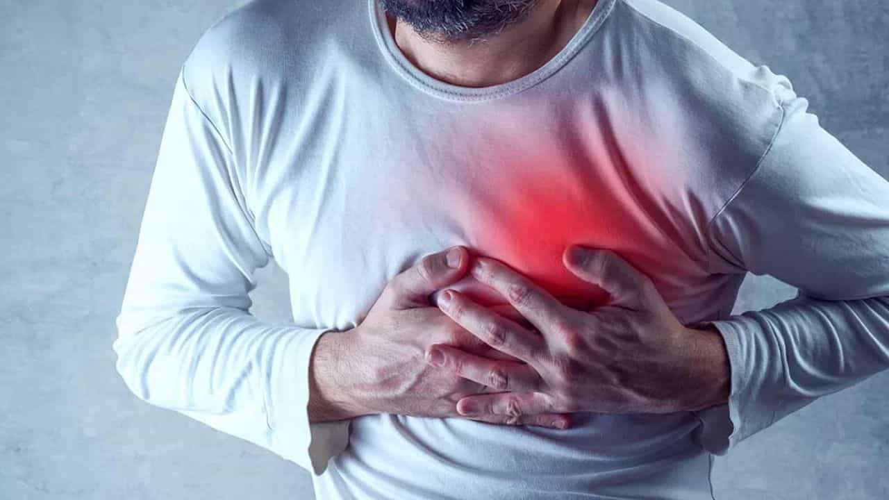 కొలెస్ట్రాల్ ఎక్కువగా ఉండటం వల్ల ఛాతీలో తరచుగా నొప్పి కలుగుతుంది. ఇది గుండెపోటు ముప్పును సూచించవచ్చు.