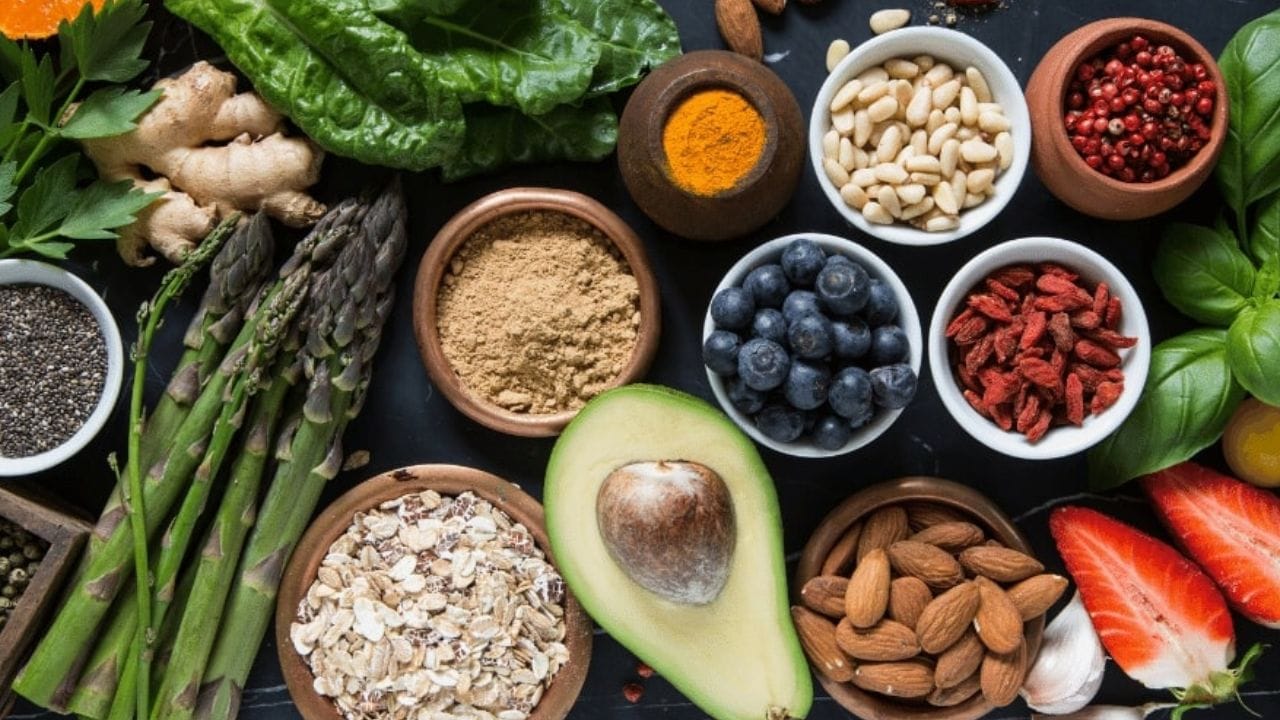 కంటి ఆరోగ్యాన్ని కాపాడుకోవడానికి తగిన ఆహారపు అలవాట్లు చాలా అవసరం. సరైన ఆహారం తీసుకోవడం ద్వారా మాత్రమే కంటి చూపును మెరుగుపరచడం సాధ్యమవుతుంది. మొబైల్స్, కంప్యూటర్లు ఉపయోగిస్తున్నప్పుడు కంటికి విరామం ఇచ్చి తగిన జాగ్రత్తలు తీసుకోవడం కూడా ఎంతో ముఖ్యమైంది. కంటి ఆరోగ్యానికి దోహదపడే ఈ ఆహారాలను తరచుగా ఆహారంలో చేర్చండి. మీ కళ్లకు పూర్తి రక్షణ కల్పించండి.